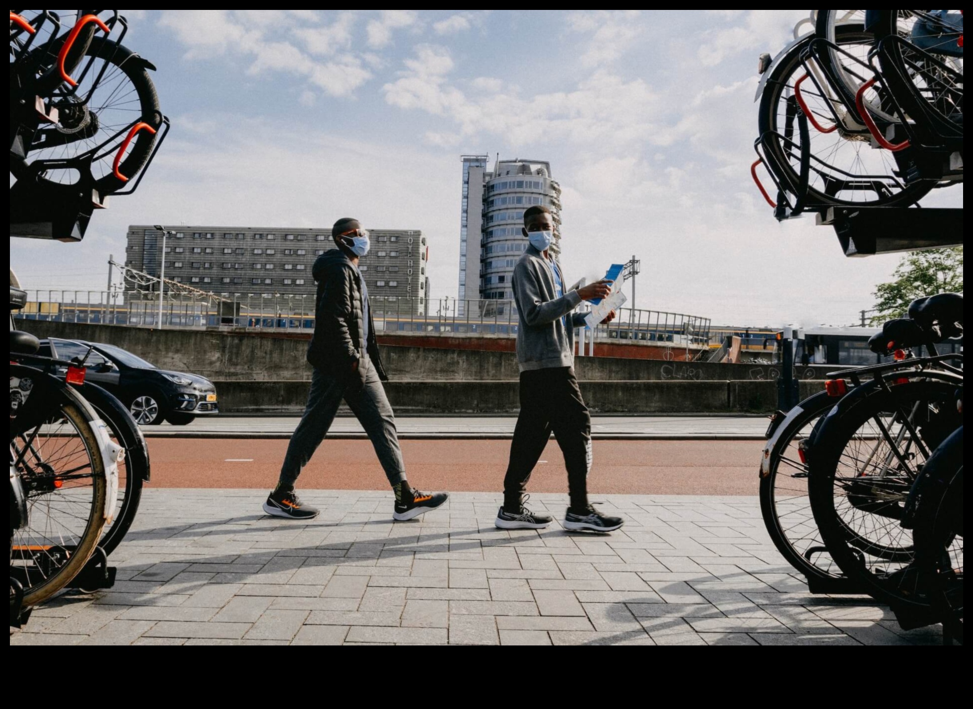 Dynamic Drift: Capturarea mișcării în fotografia de stradă